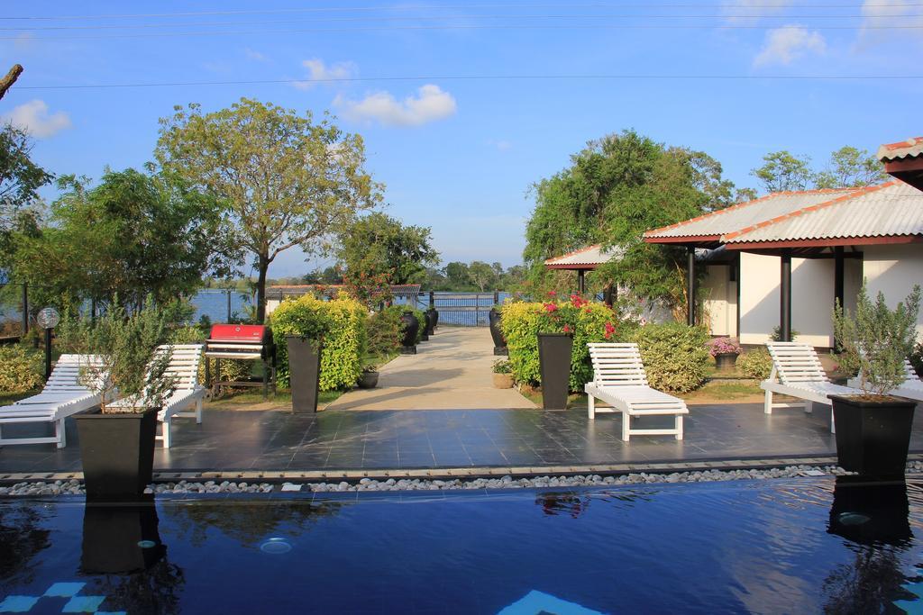 Flower Garden Lake Resort Тіссамахарама Екстер'єр фото